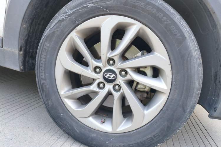 Used Hyundai Tucson 2015 1.6T Dual-Clutch Two-Wheel-Drive Smart Model Right Front Wheel Hub