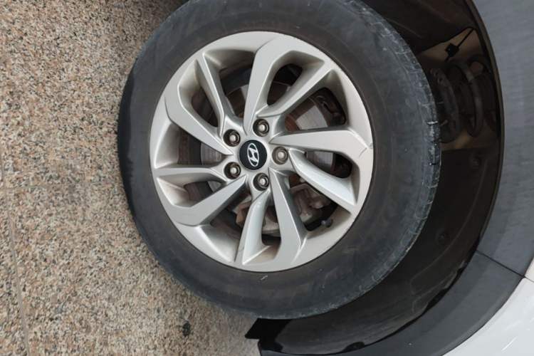 Used Hyundai Tucson 2015 1.6T Dual-Clutch Two-Wheel-Drive Smart Model Right Front Wheel Hub