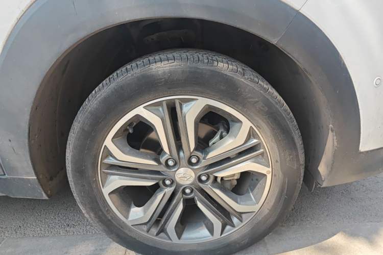 Used Hyundai Tucson 2015 1.6T Dual-Clutch Two-Wheel-Drive Leading Model Right Front Wheel Hub