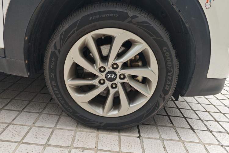 Used Hyundai Tucson 2015 1.6T Dual-Clutch Two-Wheel-Drive Smart Model Right Front Wheel Hub