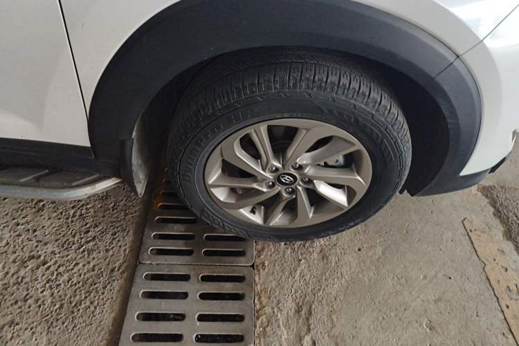 Used Hyundai Tucson 2015 1.6T Dual-Clutch Two-Wheel-Drive Smart Model Right Front Wheel Hub