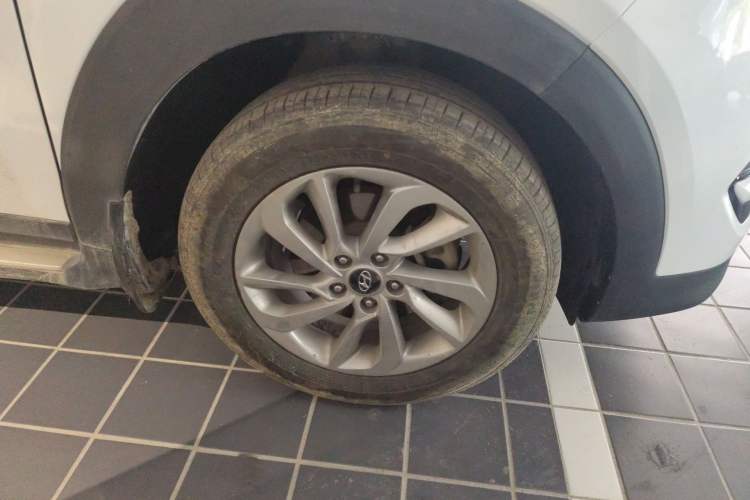 Used Hyundai Tucson 2015 1.6T Dual-Clutch Two-Wheel-Drive Smart Model Right Front Wheel Hub