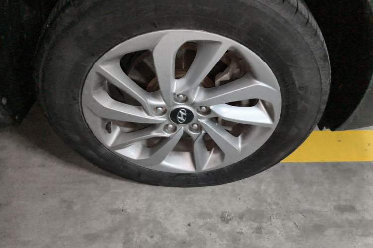 Used Hyundai Tucson 2015 1.6T Dual-Clutch Two-Wheel-Drive Smart Model Right Front Wheel Hub