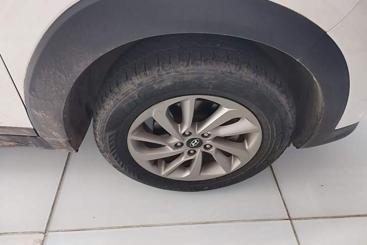 Used Hyundai Tucson 2015 1.6T Dual-Clutch Two-Wheel-Drive Smart Model Right Front Wheel Hub