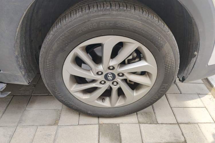 Used Hyundai Tucson 2015 1.6T Dual-Clutch Two-Wheel-Drive Smart Model Right Front Wheel Hub