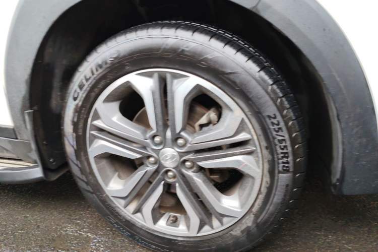 Used Hyundai Tucson 2015 1.6T Dual-Clutch Two-Wheel-Drive Leading Model Right Front Wheel Hub