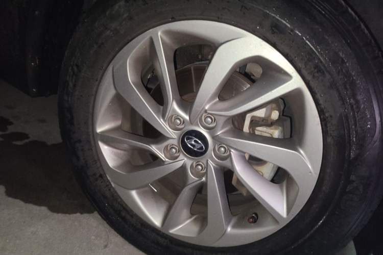 Used Hyundai Tucson 2015 1.6T Dual-Clutch Two-Wheel-Drive Smart Model Right Front Wheel Hub