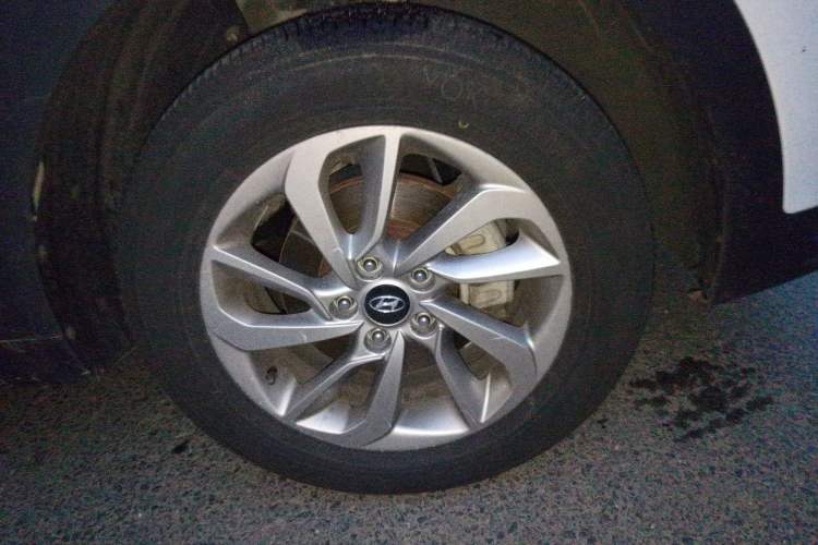 Used Hyundai Tucson 2015 1.6T Dual-Clutch Two-Wheel-Drive Smart Model Right Front Wheel Hub