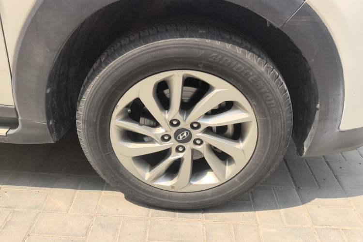 Used Hyundai Tucson 2015 1.6T Dual-Clutch Two-Wheel-Drive Leading Model Right Front Wheel Hub
