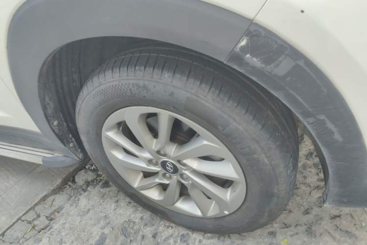 Used Hyundai Tucson 2015 1.6T Dual-Clutch Two-Wheel-Drive Smart Model Right Front Wheel Hub