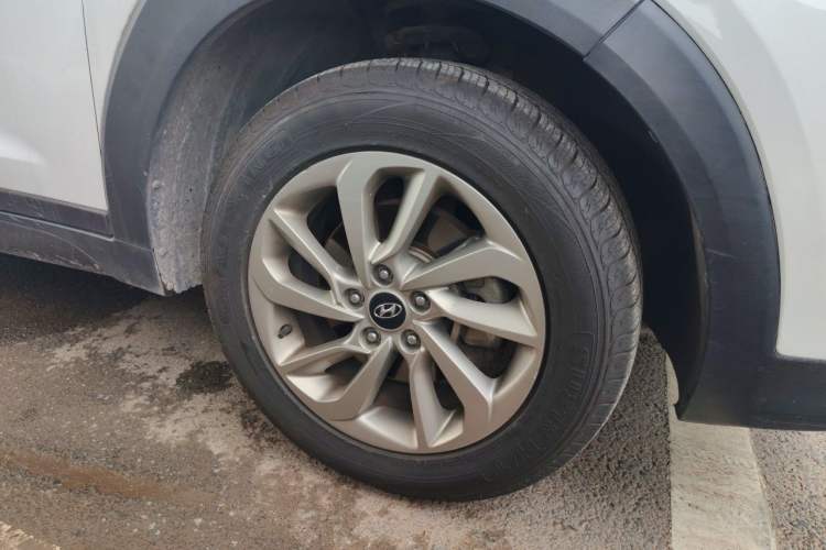 Used Hyundai Tucson 2015 1.6T Dual-Clutch Two-Wheel-Drive Smart Model Right Front Wheel Hub
