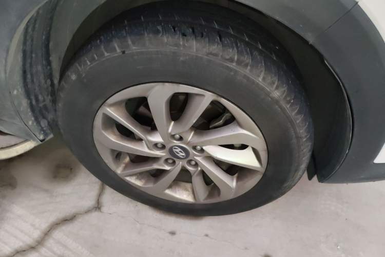 Used Hyundai Tucson 2015 1.6T Dual-Clutch Two-Wheel-Drive Smart Model Right Front Wheel Hub