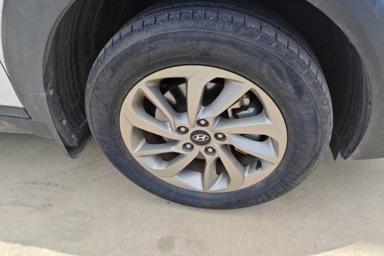Used Hyundai Tucson 2015 1.6T Dual-Clutch Two-Wheel-Drive Smart Model Right Front Wheel Hub
