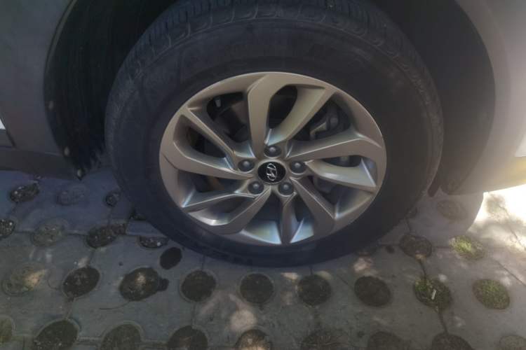 Used Hyundai Tucson 2015 1.6T Dual-Clutch Two-Wheel-Drive Smart Model Right Front Wheel Hub
