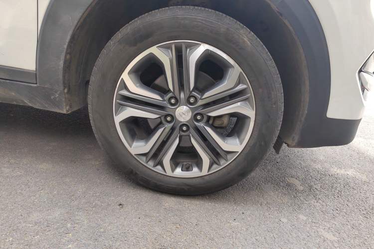 Used Hyundai Tucson 2015 1.6T Dual-Clutch Two-Wheel-Drive Leading Model Right Front Wheel Hub