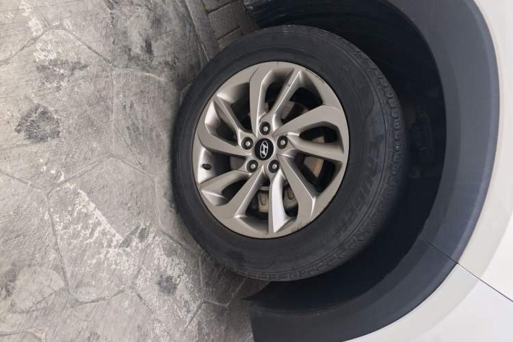 Used Hyundai Tucson 2015 1.6T Dual-Clutch Two-Wheel-Drive Smart Model Right Front Wheel Hub