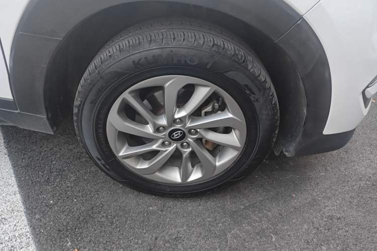 Used Hyundai Tucson 2015 1.6T Dual-Clutch Two-Wheel-Drive Smart Model Right Front Wheel Hub