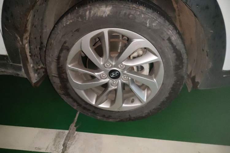Used Hyundai Tucson 2015 1.6T Dual-Clutch Two-Wheel-Drive Smart Model Right Front Wheel Hub