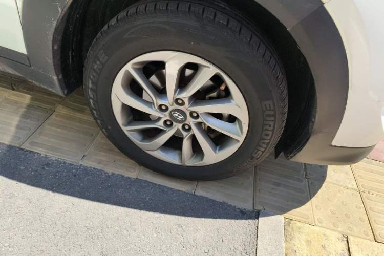 Used Hyundai Tucson 2015 1.6T Dual-Clutch Two-Wheel-Drive Smart Model Right Front Wheel Hub