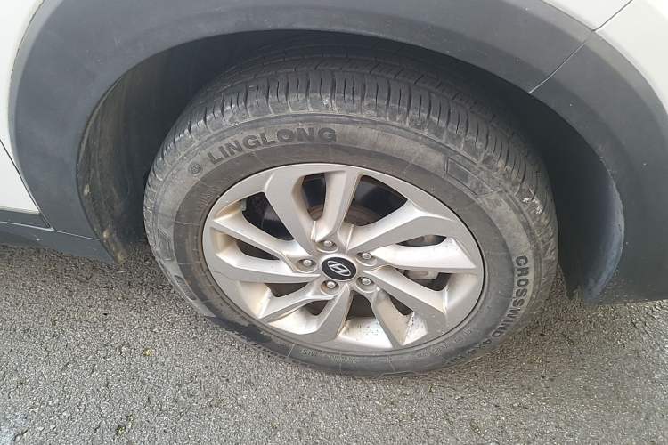 Used Hyundai Tucson 2015 1.6T Dual-Clutch Two-Wheel-Drive Smart Model Right Front Wheel Hub