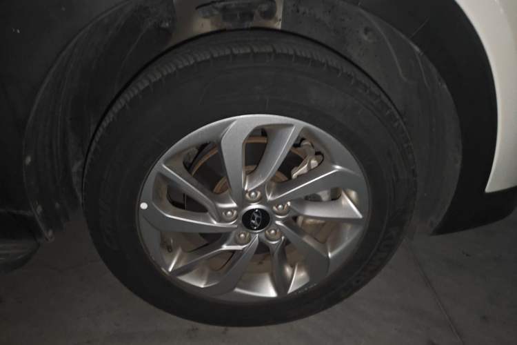 Used Hyundai Tucson 2015 1.6T Dual-Clutch Two-Wheel-Drive Smart Model Right Front Wheel Hub