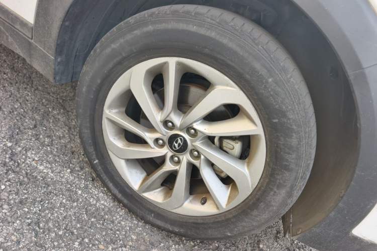 Used Hyundai Tucson 2015 1.6T Dual-Clutch Two-Wheel-Drive Smart Model Right Front Wheel Hub