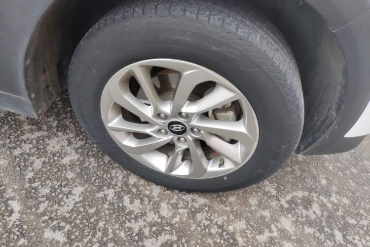 Used Hyundai Tucson 2015 1.6T Dual-Clutch Two-Wheel-Drive Smart Model Right Front Wheel Hub