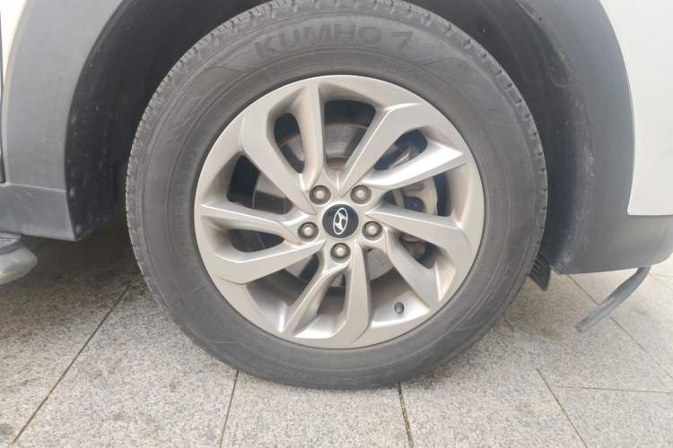 Used Hyundai Tucson 2015 1.6T Dual-Clutch Two-Wheel-Drive Smart Model Right Front Wheel Hub
