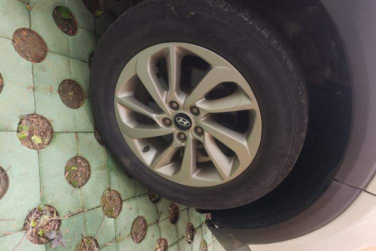 Used Hyundai Tucson 2015 1.6T Dual-Clutch Two-Wheel-Drive Smart Model Right Front Wheel Hub