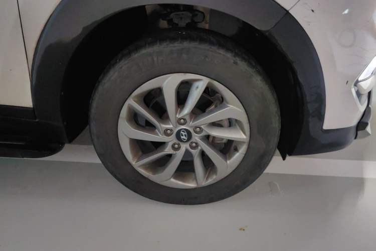 Used Hyundai Tucson 2015 1.6T Dual-Clutch Two-Wheel-Drive Smart Model Right Front Wheel Hub