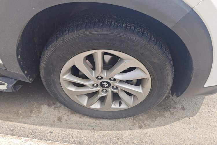 Used Hyundai Tucson 2015 1.6T Dual-Clutch Two-Wheel-Drive Smart Model Right Front Wheel Hub