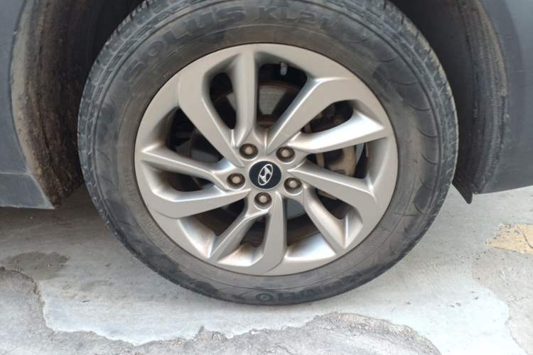 Used Hyundai Tucson 2015 1.6T Dual-Clutch Two-Wheel-Drive Smart Model Right Front Wheel Hub