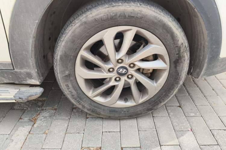 Used Hyundai Tucson 2015 1.6T Dual-Clutch Two-Wheel-Drive Smart Model Right Front Wheel Hub