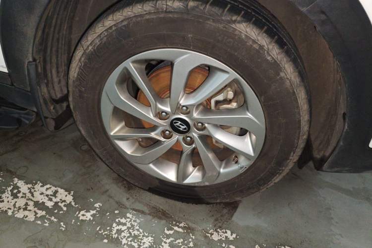 Used Hyundai Tucson 2015 1.6T Dual-Clutch Two-Wheel-Drive Smart Model Right Front Wheel Hub
