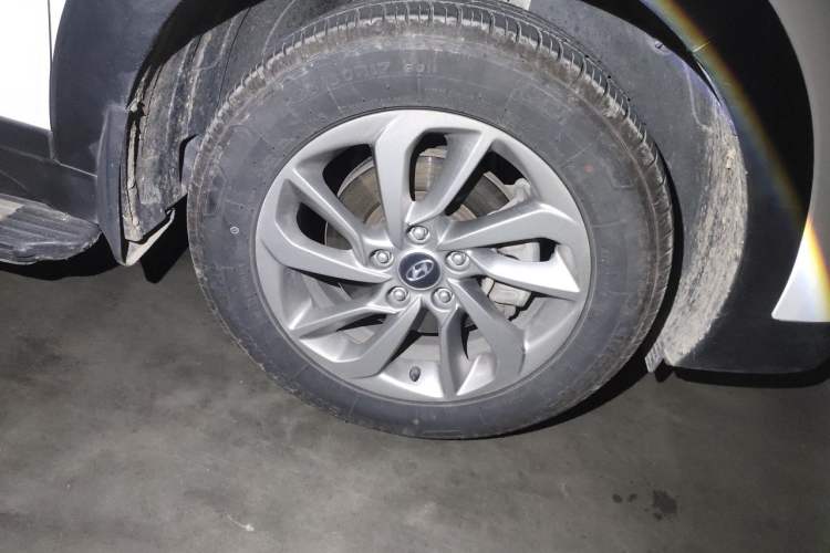 Used Hyundai Tucson 2015 1.6T Dual-Clutch Two-Wheel-Drive Smart Model Right Front Wheel Hub