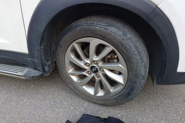 Used Hyundai Tucson 2015 1.6T Dual-Clutch Two-Wheel-Drive Smart Model Right Front Wheel Hub