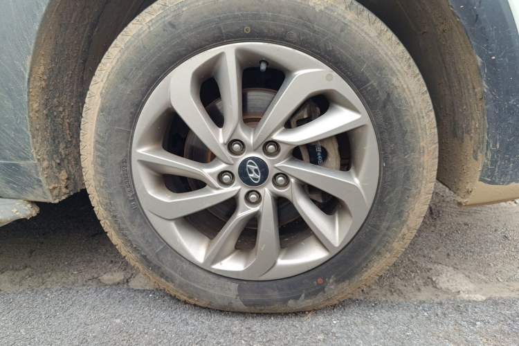 Used Hyundai Tucson 2015 2.0L Automatic Two-Wheel Drive Smart Version Right Front Wheel Hub