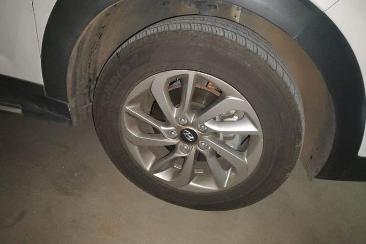 Used Hyundai Tucson 2015 1.6T Dual-Clutch Two-Wheel-Drive Smart Model Right Front Wheel Hub