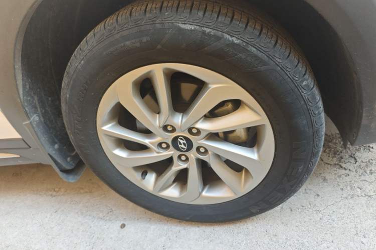 Used Hyundai Tucson 2015 1.6T Dual-Clutch Two-Wheel-Drive Smart Model Right Front Wheel Hub