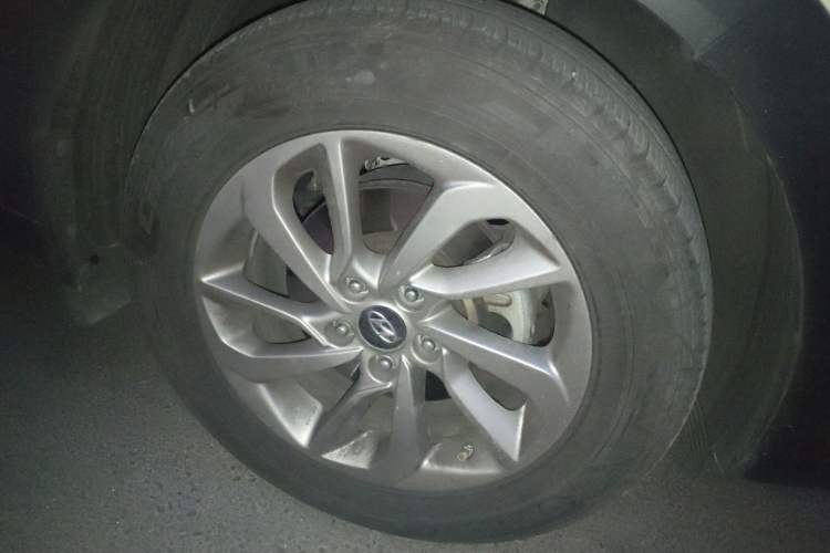 Used Hyundai Tucson 2015 1.6T Dual-Clutch Two-Wheel-Drive Smart Model Right Front Wheel Hub