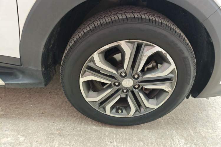 Used Hyundai Tucson 2015 1.6T Dual-Clutch Two-Wheel-Drive Leading Model Right Front Wheel Hub