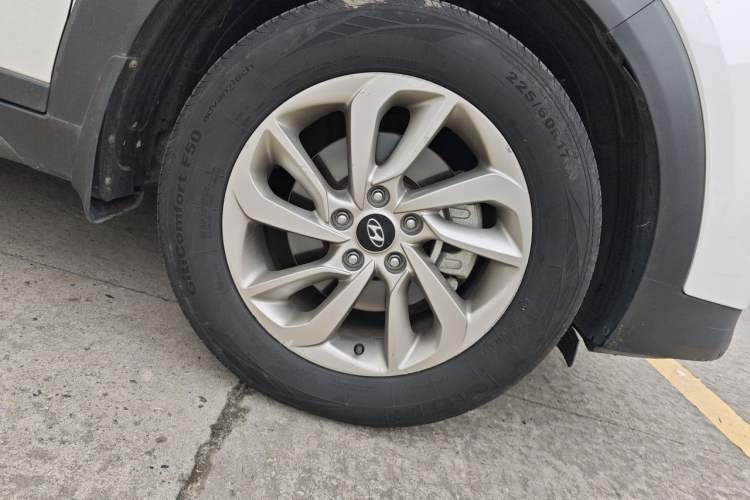 Used Hyundai Tucson 2015 1.6T Dual-Clutch Two-Wheel-Drive Smart Model Right Front Wheel Hub