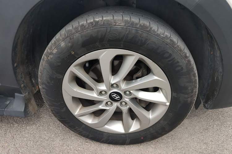 Used Hyundai Tucson 2015 1.6T Dual-Clutch Two-Wheel-Drive Smart Model Right Front Wheel Hub