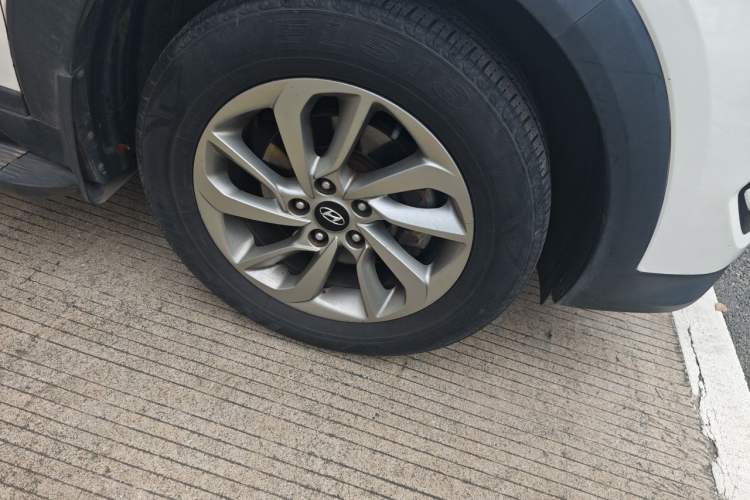 Used Hyundai Tucson 2015 1.6T Dual-Clutch Four-Wheel Drive Flagship Model Right Front Wheel Hub