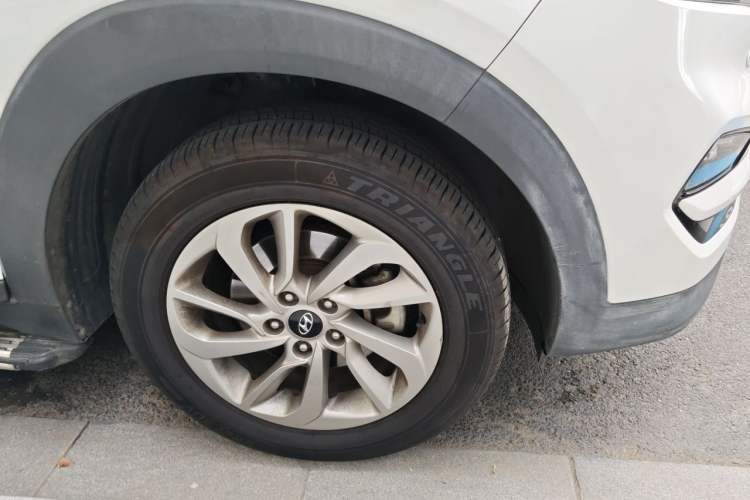 Used Hyundai Tucson 2015 1.6T Dual-Clutch Two-Wheel-Drive Smart Model Right Front Wheel Hub
