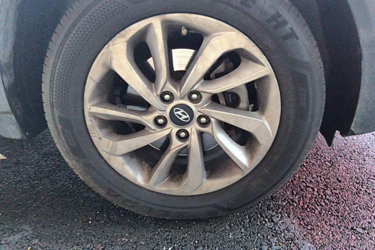 Used Hyundai Tucson 2015 1.6T Dual-Clutch Two-Wheel-Drive Smart Model Right Front Wheel Hub
