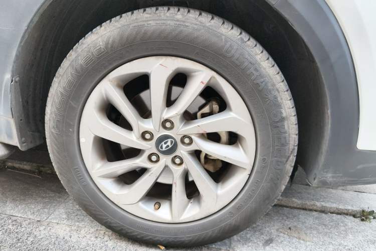 Used Hyundai Tucson 2015 1.6T Dual-Clutch Two-Wheel-Drive Smart Model Right Front Wheel Hub