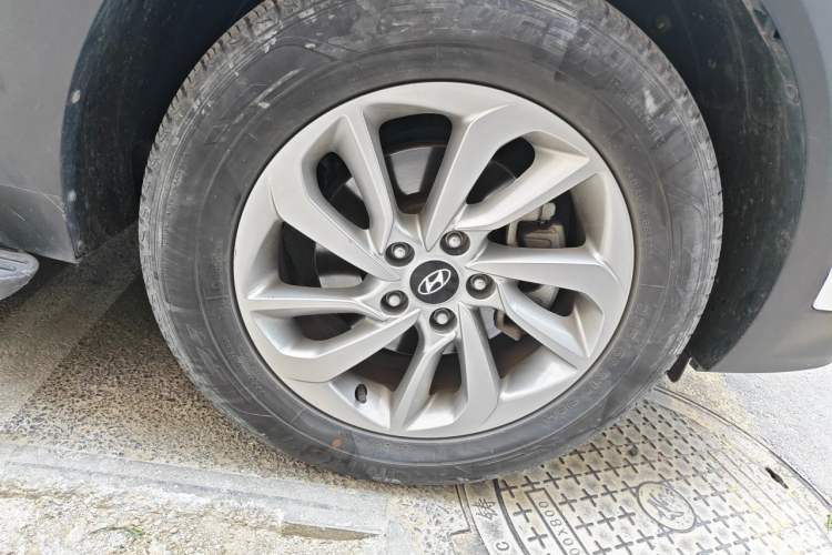 Used Hyundai Tucson 2015 1.6T Dual-Clutch Two-Wheel-Drive Smart Model Right Front Wheel Hub