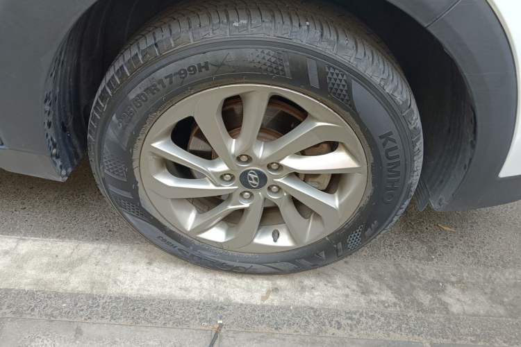 Used Hyundai Tucson 2015 1.6T Dual-Clutch Two-Wheel-Drive Smart Model Right Front Wheel Hub