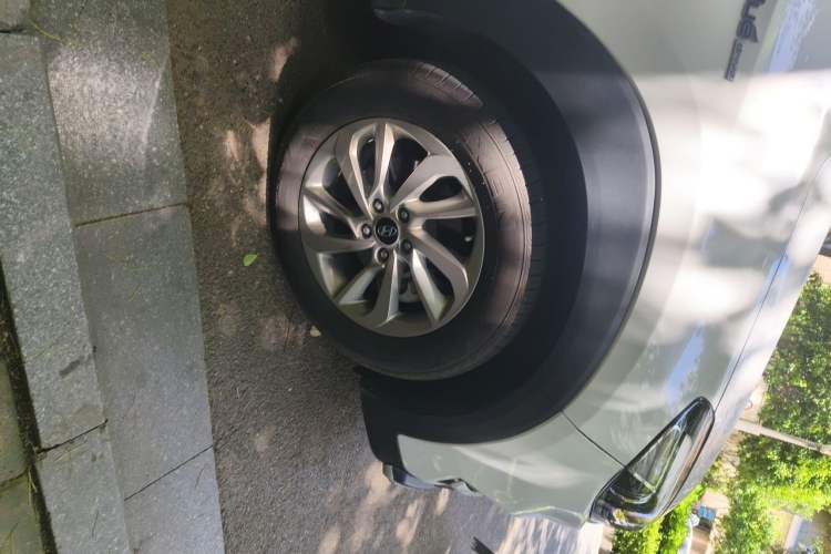 Used Hyundai Tucson 2015 1.6T Dual-Clutch Two-Wheel-Drive Smart Model Right Front Wheel Hub
